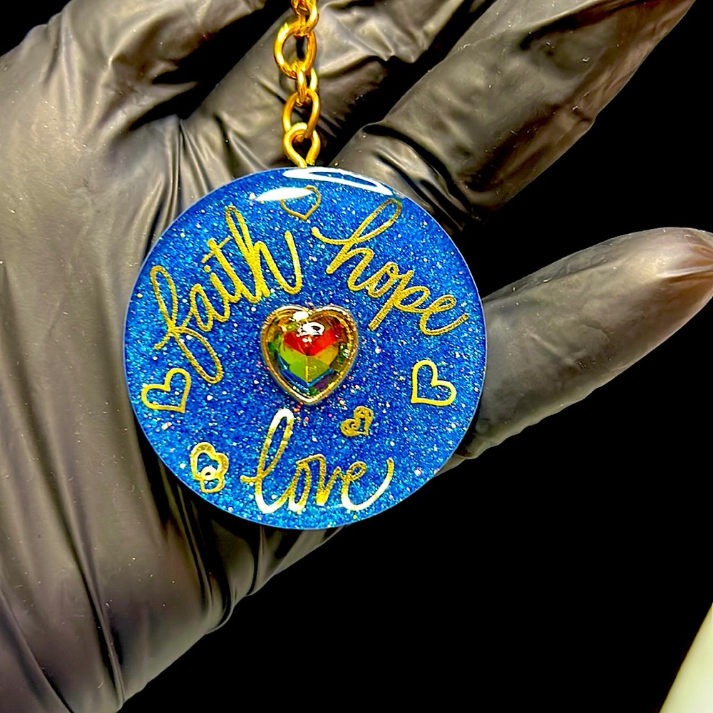 Resin keychain: “Faith, Hope, Love”